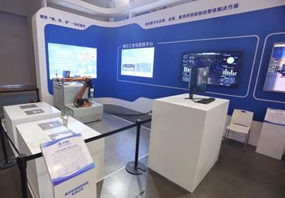 絡釘工業互聯網平臺、絡釘復合機器人系統。重慶機電集團供圖